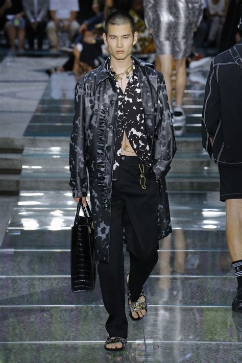 versace men's spring summer 2019|Versace Spring 2019 Menswear Fashion Show .